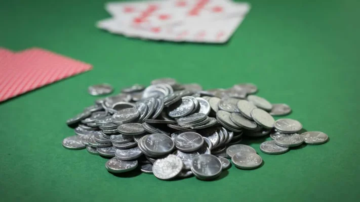 Cách tính tiền tăng trong Poker khi có nhiều người cùng thắng
